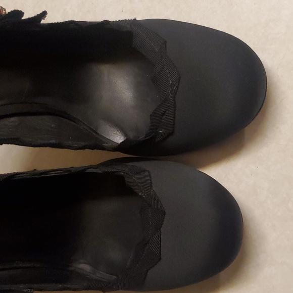 Tory Burch black satin pump with studded embellishments. Size 8 - Picture 4 of 10